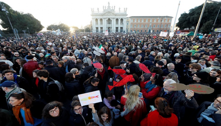 الآلاف يتظاهرون ضد اليمين المتطرف في إيطاليا- رويترز