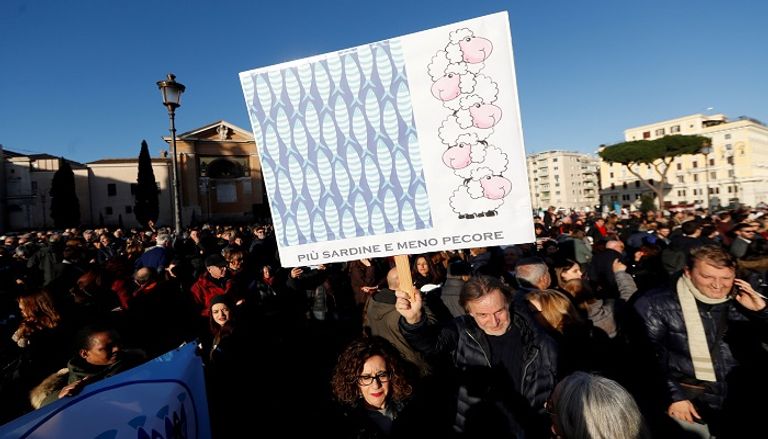 الآلاف يتظاهرون ضد اليمين المتطرف في إيطاليا- رويترز