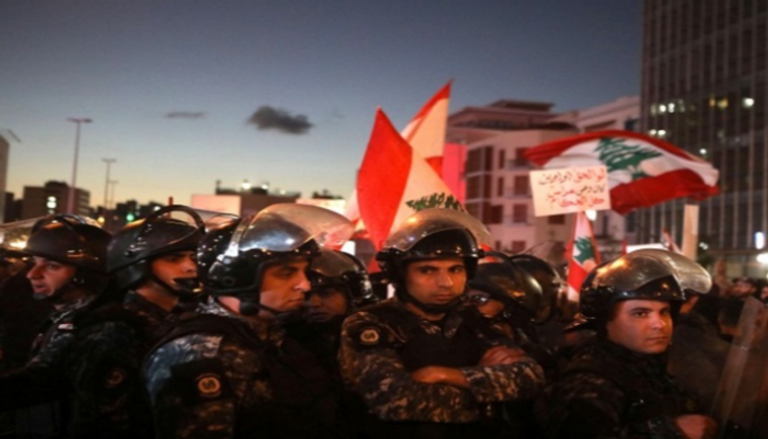 عناصر الأمن اللبناني خلال الاحتجاجات- أ ف ب