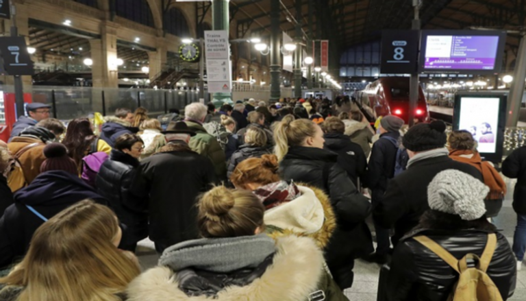 مخاوف من استمرار إضراب النقل بفرنسا حتى عطلة عيد الميلاد - رويترز