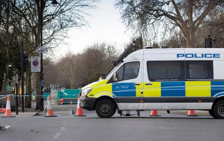 كيس يحتوي على بقايا القنبلة التي تم رفعها من الموقع