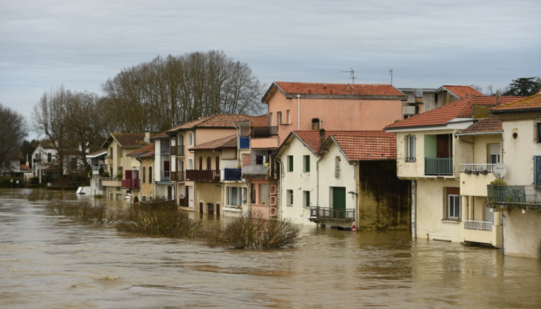 السيول اجتاحت المنازل وأغرقت الشوارع في فرنسا