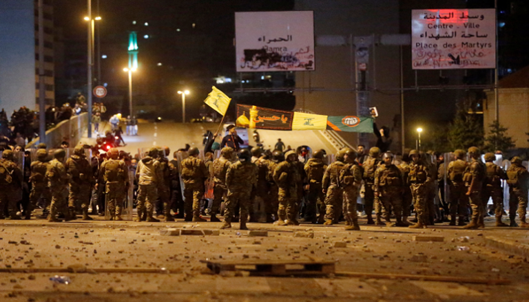 عناصر الأمن اللبناني خلال الاحتجاجات - رويترز