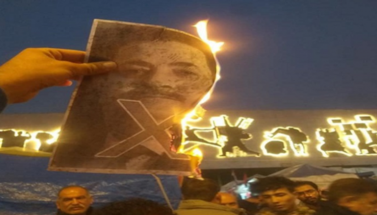 متظاهرون يحرقون صورة مرشح إيران محمد شياع السوداني