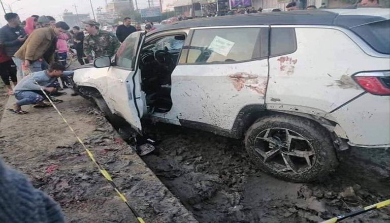 سيارة الناشطين ثائر كريم وعلي المدني عقب استهدافهما العراقيون يرفعون صور ضحايا إرهاب المليشيات الإيرانية