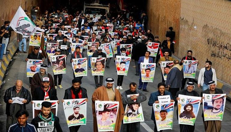 العراقيون يرفعون صور ضحايا إرهاب المليشيات الإيرانية 