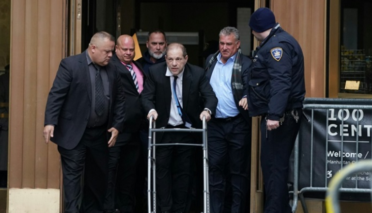المنتج الأمريكي هارفي واينستين خلال مغادرته محكمة في مانهاتن