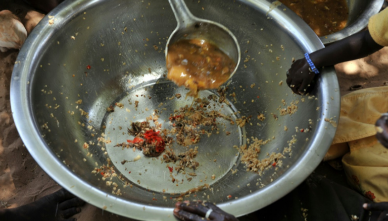 قدر طعام شبه خال في السنغال التقطت 29 مايو 2008