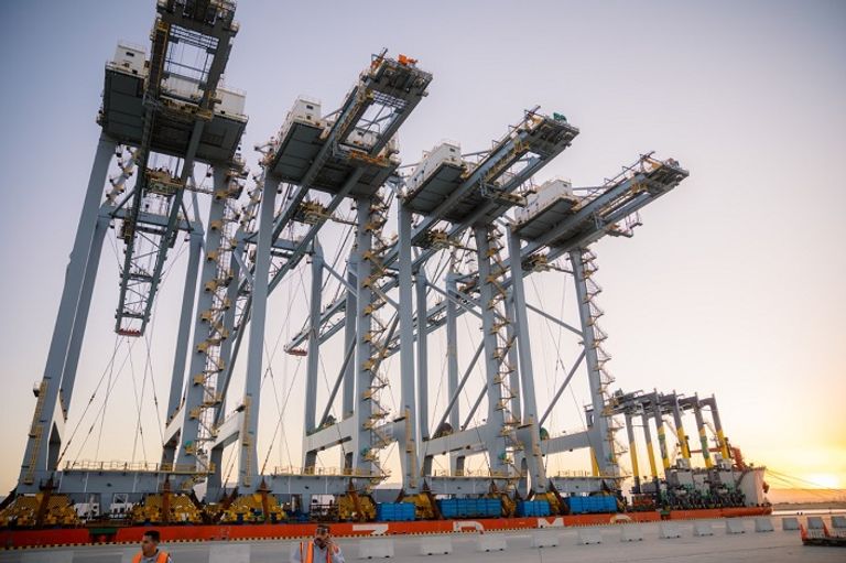 ميناء السخنة يستقبل 4 رافعات عملاقة