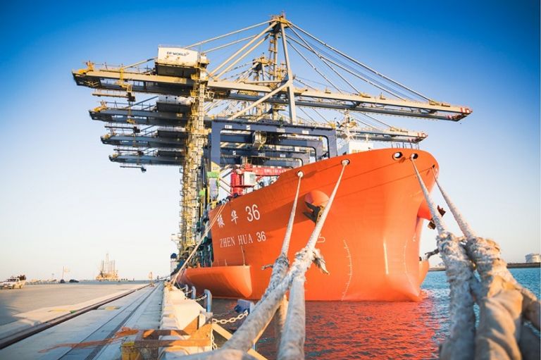 ميناء السخنة يستقبل 4 رافعات عملاقة