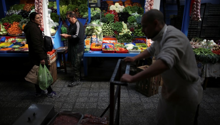 سوق لبيع الخضراوات في العاصمة بوينس آيرس - رويترز