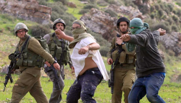 اعتداءات المستوطنين على الفلسطينيين تقع بحراسة الاحتلال