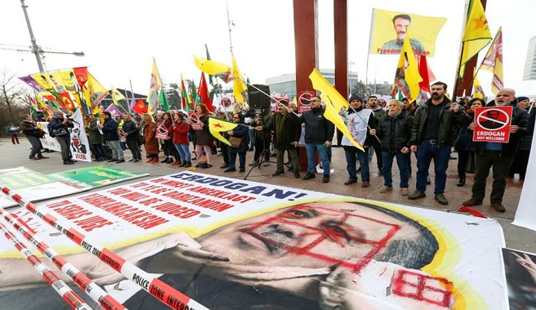 متظاهرون في جنيف يحملون لافتة 