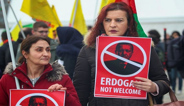 متظاهرون في جنيف يحملون لافتة 