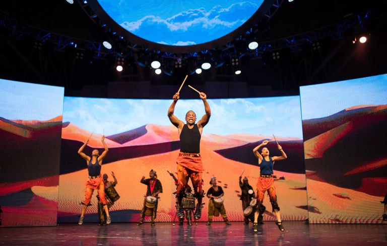 الفرقة مكونة من 27 فنانا