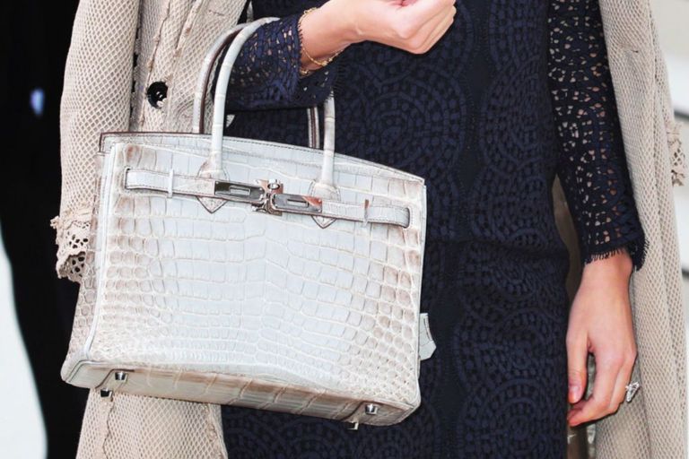 حقائب جلد التمساح تظهر تناغما مع الملابس ذات الألوان الترابية