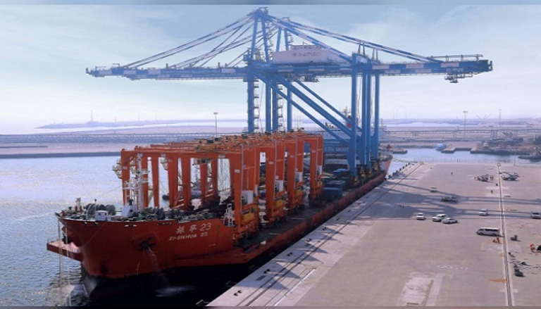 رافعتان من طراز "بوست باناماكس" لتعزيز كفاءة مناولة الحاويات بالميناء