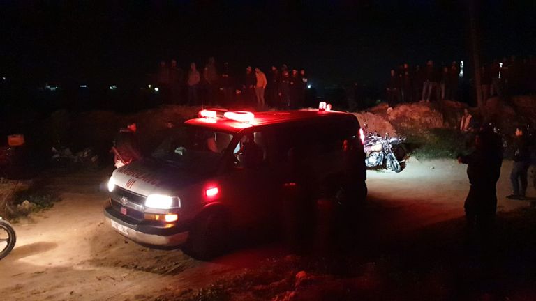 سيارات الإسعاف تنتظر السماح لها بالاقتراب من السياج الحدودي