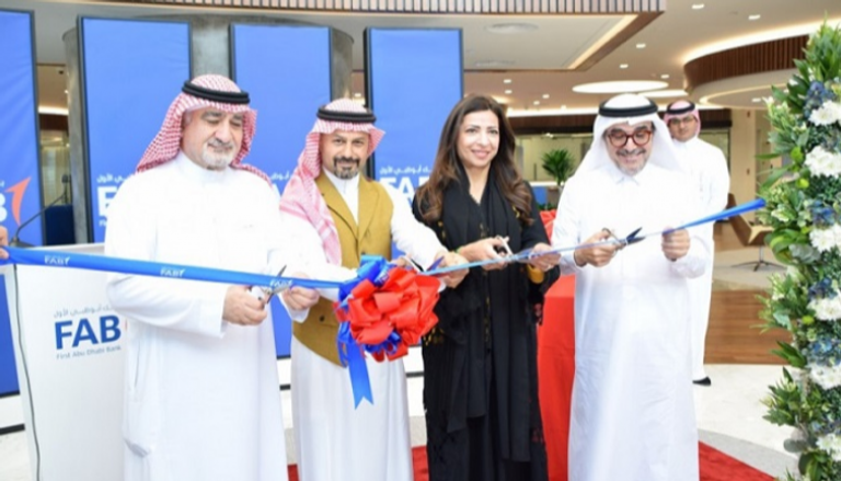 قص شريط افتتاح فرع بنك أبوظبي الأول في جدة