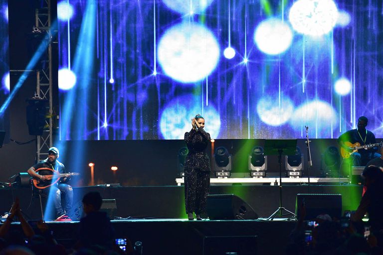 الفنانة بلقيس خلال حفلها في البحرين