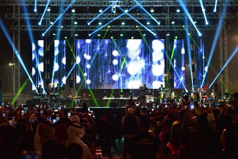 الفنانة بلقيس خلال حفلها في البحرين