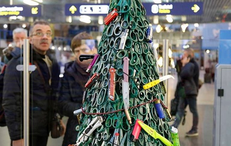 شجرة كريسماس من السكاكين والمقصات في ليتوانيا