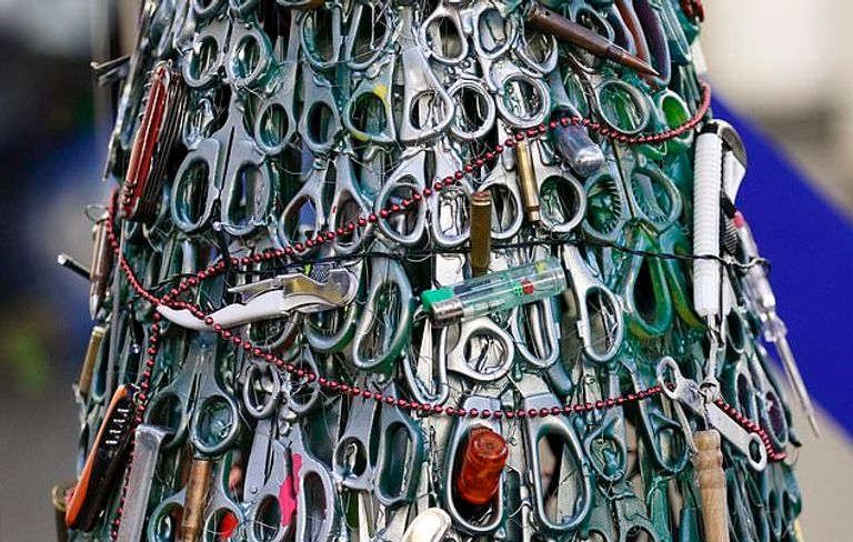 شجرة كريسماس من السكاكين والمقصات في ليتوانيا