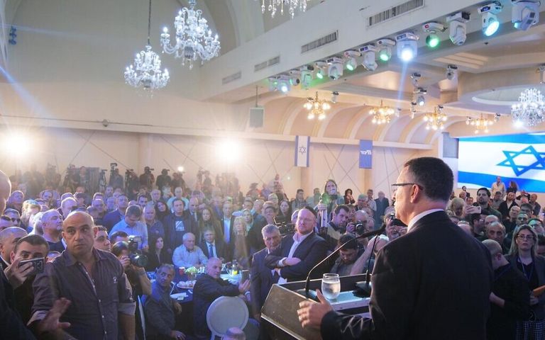 جدعون ساعر خلال إعلانه منافسة نتيناهو