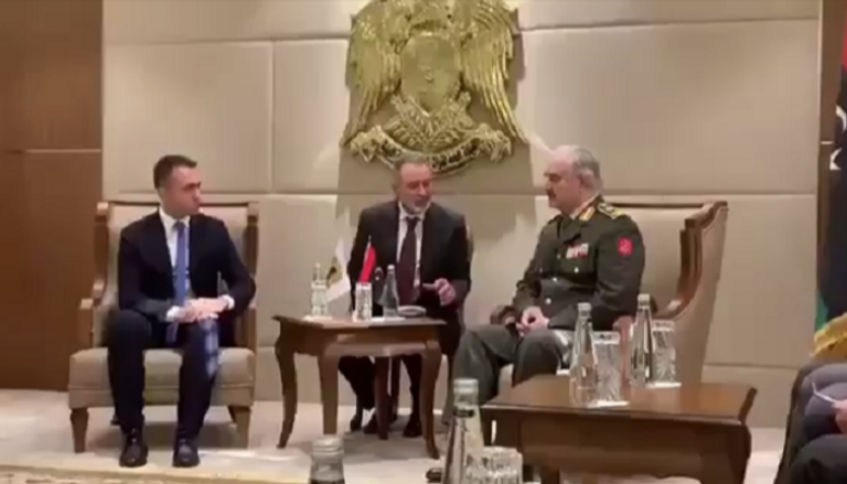 المشير خليفة حفتر قائد الجيش الليبي مع وزير الخارجية الإيطالي