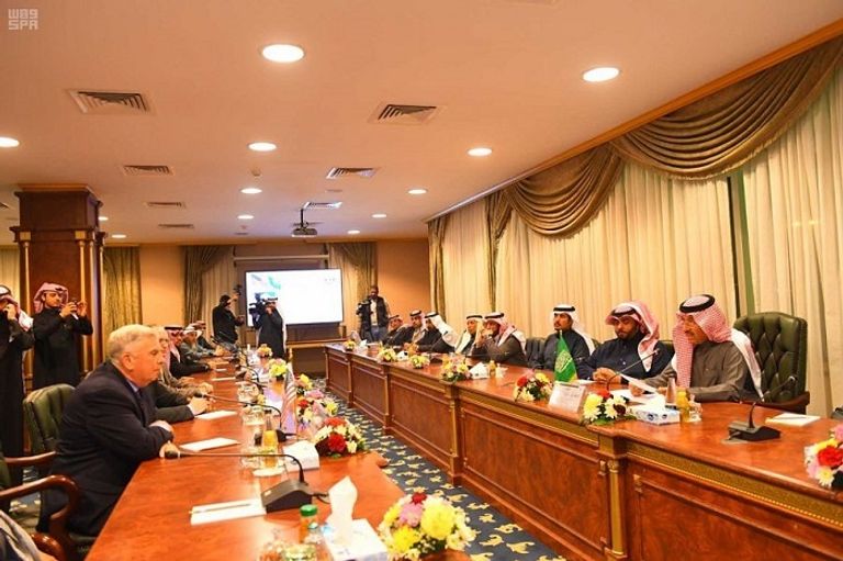 السفير الأمريكي خلال لقائه الغرفة التجارية الصناعية بمنطقة تبوك