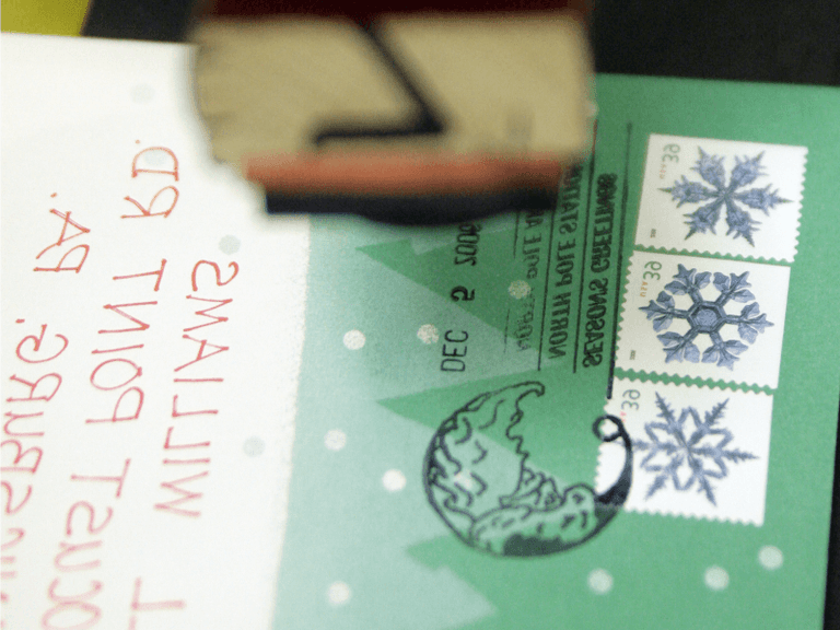 ملايين الأطفال والبالغين يرسلون خطابات إلى بابا نويل