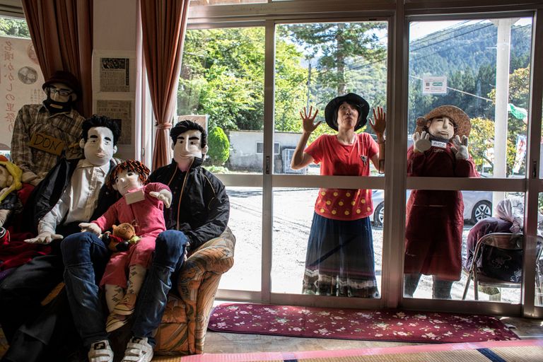 قرية يابانية بلا أطفال تستعين بالدمى لتعويض غياب الصغار