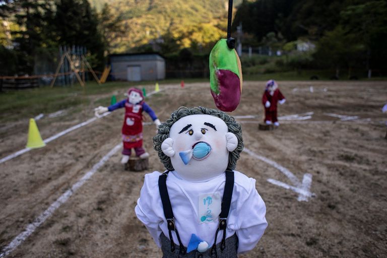 قرية يابانية بلا أطفال تستعين بالدمى لتعويض غياب الصغار