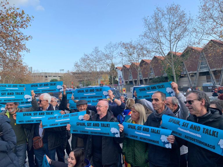 الاحتجاجات تبدأ قبل الكلاسيكو 