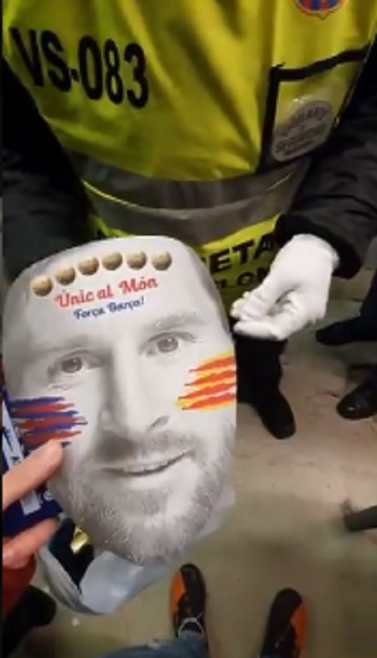 ميسي يقوم بالإحماء قبل المباراة