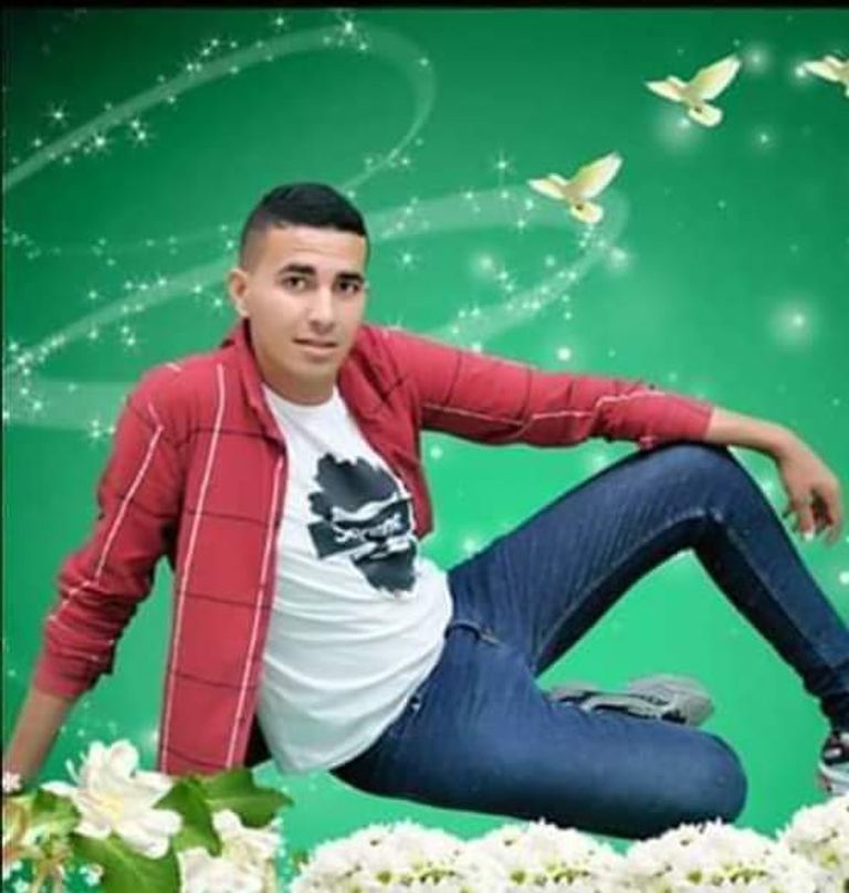 الشاب الفلسطيني عبدالله أبو نصر سيارات الإسعاف تنتظر السماح لها بالاقتراب من السياج الحدودي