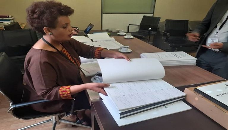 رئيسة مجلس الانتخابات خلال التوقيع على الاتفاقية مع شركة الفاراج