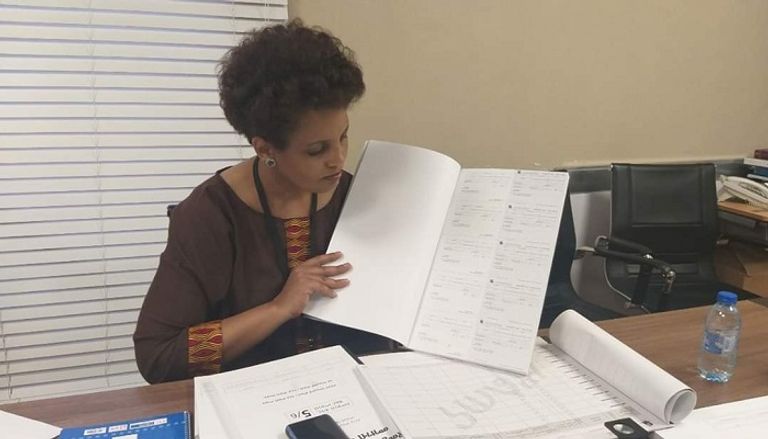 رئيسة مجلس الانتخابات خلال التوقيع على الاتفاقية مع شركة الفاراج