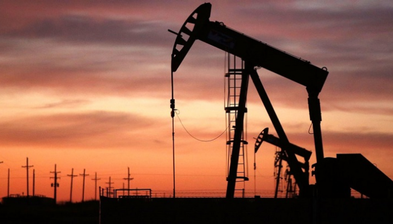 النفط يتراجع بعد نمو المخزونات الأمريكية وآمال الطلب تحد من الخسائر