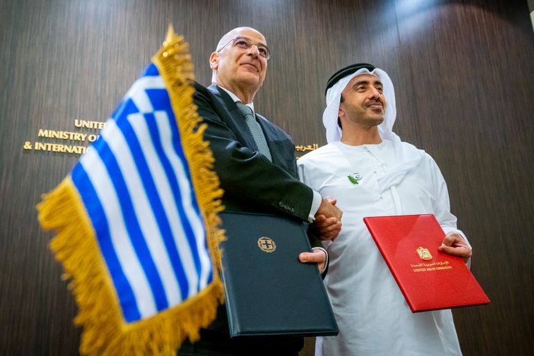 الشيخ عبدالله بن زايد آل نهيان ووزير خارجية اليونان يوقعان مذكرة التعاون