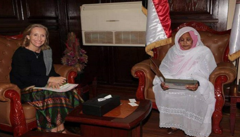 رئيسة القضاء السوداني نعمات عبدالله والمسؤولة الأمريكية كورن كيلي