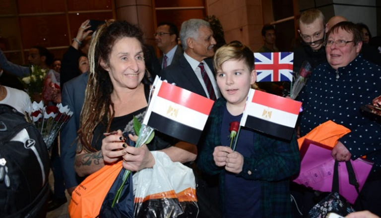 استقبال حافل بركاب أول طائرة بريطانية تصل إلى شرم الشيخ منذ سنوات