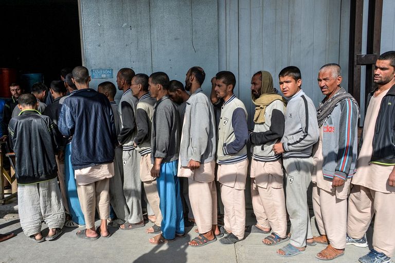 مدمنو مخدرات في مركز لإعادة التأهيل بأفغانستان