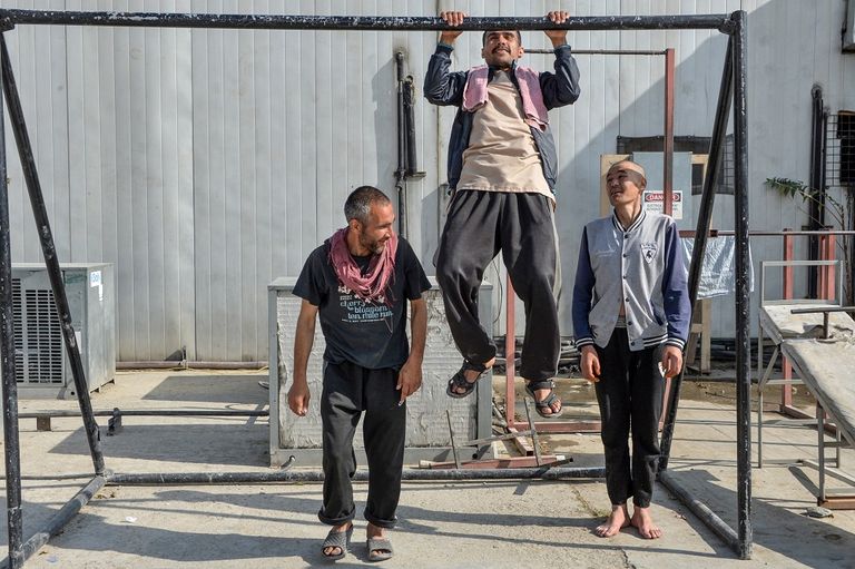 مدمنو مخدرات في مركز لإعادة التأهيل بأفغانستان