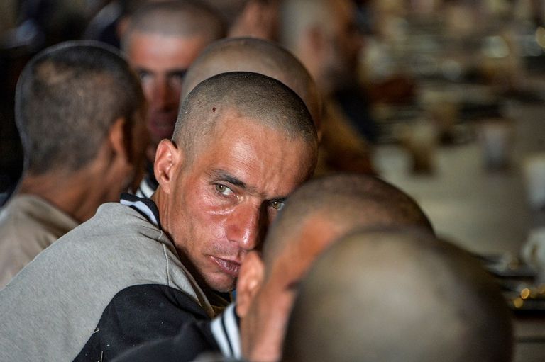 مدمنو مخدرات في مركز لإعادة التأهيل بأفغانستان