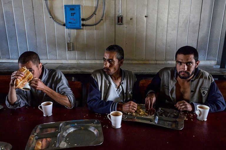 مدمنو مخدرات في مركز لإعادة التأهيل بأفغانستان