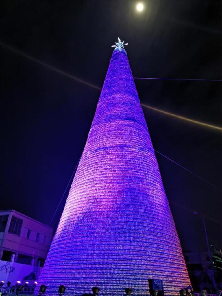 أكبر شجرة ميلاد مصنوعة من عبوات بلاستيكية