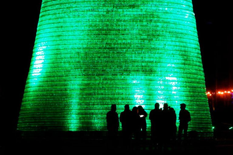 أكبر شجرة ميلاد مصنوعة من عبوات بلاستيكية