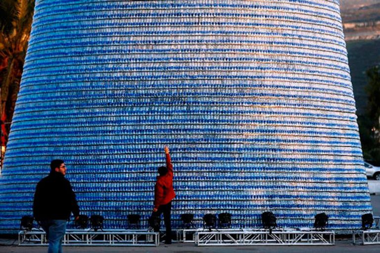 أكبر شجرة ميلاد مصنوعة من عبوات بلاستيكية