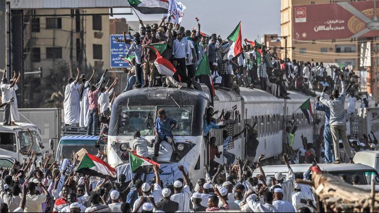 قطار عطبرة الذي قاد الثائرين قبل عام